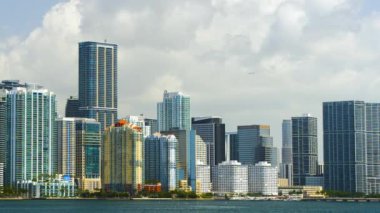 Florida, ABD 'de Miami Brickell şehir merkezi manzarası. Modern Amerikan megapolis 'inde yüksek gökdelen binaları olan gökyüzü çizgisi.