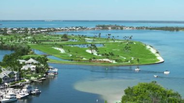 Boca Grande 'de yeşil çimenli büyük golf sahası ve spor sahası güneybatı Florida' da Gasparilla Adası 'nda küçük bir kasaba..