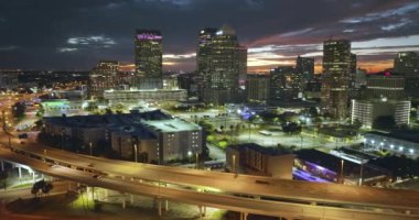 Tampa 'nın şehir merkezindeki gece şehir manzarası, Florida, ABD. Yüksek ticari binalarla aydınlanan Amerikan şehri silueti.