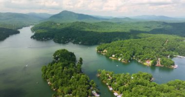 Lure Gölü, Kuzey Carolina, ABD ile Appalachian Dağları manzarası. Göl kenarındaki evleri olan küçük bir Amerikan kasabası. Amerika Birleşik Devletleri seyahat hedefi.