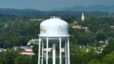 Berea, Kentucky 'deki su kulesinde sanatın canlı ve tarihi üniversite kampüs binalarının logosu var. Amerikan şehir mimarisi. Madison County, ABD 'deki eski şehir.