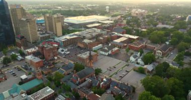 Kentucky, ABD 'nin Lexington şehrinin şehir merkezi manzarası. Modern Amerikan megapolis 'indeki yüksek gökdelen binalarıyla akşam gökdelenleri..