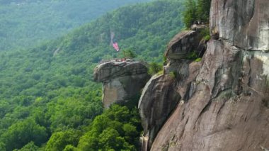 Chimney Rock, ABD 'nin Kuzey Carolina eyaletindeki Blue Ridge Mountains State Park' ta yer alan büyük bir granit kayadır. Appalachians 'da Amerika' ya seyahat
