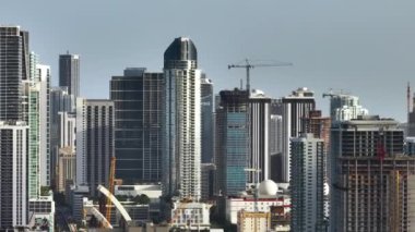 Amerikan kentsel bölgesinde yüksek binalar inşa ediyor. Miami, Florida 'da sanayi kulesi vinç kaldırıyor. ABD 'de konut büyümesi kavramı.