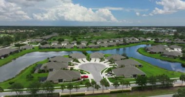 Büyük arka bahçeleri ve yeşil çimenleri olan lüks banliyö evleri. Sarasota, Florida 'nın kırsal kesimlerinde özel yerleşim evleri..