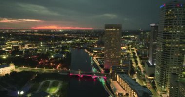 Florida, ABD 'nin Tampa şehrinin şehir merkezindeki gece kenti. Sürücü arabaları ve modern Amerikan megapolis 'indeki parlak gökdelen binalarıyla gökdelenler..