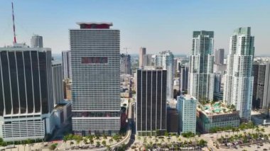 Florida, ABD 'de Miami Brickell şehir merkezindeki gökdelen binaları. Güneşli bir günde iş dünyasının finans bölgesiyle Amerikan megapolis 'i.