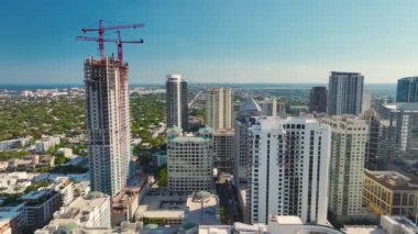 Yüksek konutlu inşaat alanındaki vinçler kaldırılıyor. Fort Lauderdale kentsel bölgesinde gayrimenkul geliştirme.