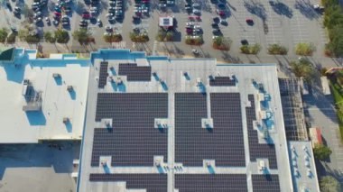 Ticari alışveriş merkezinin çatısında yeşil ekolojik elektrik üretmek için fotovoltaik panelleri olan güneş enerjisi santrali. Sürdürülebilir enerji konsepti üretimi.