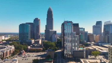 Charlotte, Kuzey Carolina. Charlotte City 'nin şehir merkezindeki şehir manzarası, Kuzey Carolina, ABD. Amerikan megapolis 'indeki gökdelen binalarıyla gökyüzü çizgisi.