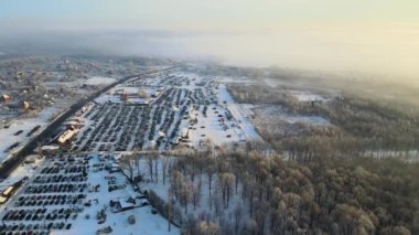 Açık pazar alanının hava manzarası. Satılık birçok araba park edilmiş ve insanlar kışın yürüyor..