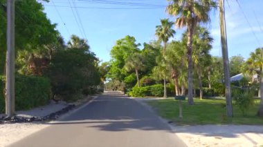 Florida manzaralı yolda sürüyorum. Casey Key 'in güney mimarisi ve tropikal doğası olan sahil şeridi manzarası.