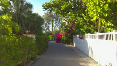 Casey Key kıyı yerleşim bölgesi Picoresque caddesi. Araba bakış açısı güneşli Florida 'da manzaralı yolda gidiyor.