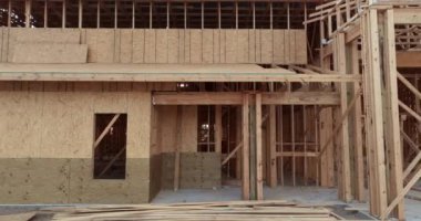 Yeni gelişmekte olan banliyö bölgesinde yapım aşamasındaki ahşap bina iskelesi. Florida 'nın banliyölerinde konut geliştirme. ABD 'de emlak piyasası