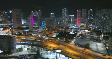 Gece Miami, Florida 'da geniş otoyol kavşağı olan bir Amerikan şehri. Kentsel ulaşım altyapısı üzerine gökdelen binaları.