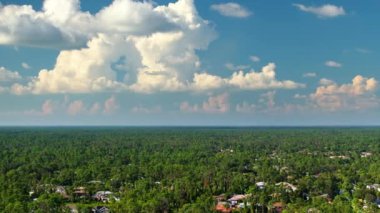 Florida banliyölerinde uçan beyaz bulutlu mavi gökyüzü. Renkli yaz gökyüzü.
