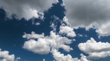 Uçan beyaz bulutlu mavi gökyüzünün parlak manzarası. Renkli yaz gökyüzü.