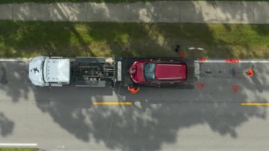 Çekicinin Amerikan caddesinde tahrip edilmiş aracı yüklediği bir araba kazası alanı. Florida, ABD 'deki kazaya acil servis personeli cevap veriyor.