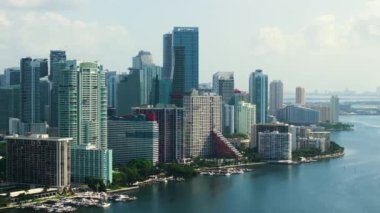 Miami Brickell 'in şehir merkezi, Florida, ABD. Modern Amerikan megapolis 'indeki yüksek deniz manzaralı gökdelen binaları..