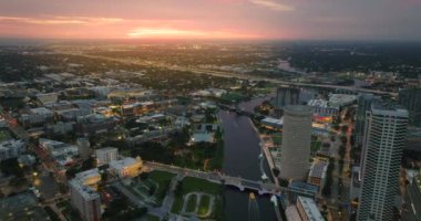 Tampa 'nın şehir merkezinin akşam manzarası, Florida, ABD. Yüksek ticari binalarla aydınlanan Amerikan şehri silueti.