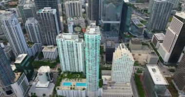 Miami Brickell, Florida, ABD. Şehir merkezindeki beton ve cam gökdelen binaların yukarıdan görüntüsü. Güneşli bir günde iş dünyasının finans bölgesiyle Amerikan megapolis 'i