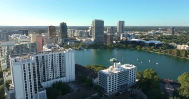 Orlando, Florida mimarisi şehir merkezinde. ABD seyahat rotası. Eola Gölü Parkı ve yüksek binaları olan Amerikan kentsel manzarası. Florida 'da gayrimenkul geliştirme