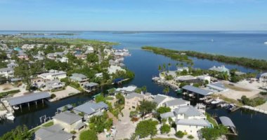 Boca Grande 'de pahalı yazlıkları olan zengin bir mahalle güneybatı Florida' da Gasparilla Adası 'nda küçük bir kasaba. Zengin rıhtım yerleşim bölgesi.