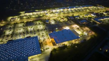 North Port, Florida 'da gece vakti alışveriş merkezlerinde ve küçük işletmelerde trafik yoğunluğu. ABD ulaştırma ve perakende altyapı kavramı