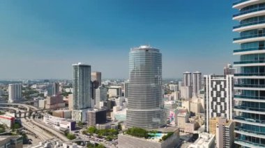 Florida, ABD 'de Miami Brickell şehir merkezi manzarası. Modern Amerikan megapolis 'inde yüksek gökdelen binaları olan gökyüzü çizgisi.