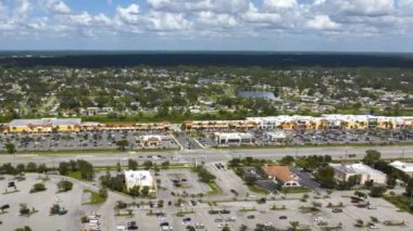 Kuzey Liman, Florida 'da alışveriş merkezleri ve küçük işletmeleri olan geniş bir otoyol. ABD ulaştırma ve perakende altyapı kavramı.