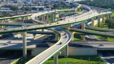 Tampa, Florida 'da çok şeritli otoyol kavşağında hızlı sürüş yapan arabalar var. ABD ulaştırma altyapısının üstü