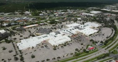 Port Charlotte, Florida 'daki büyük alışveriş merkezinin havadan görüntüsü. ABD 'nin perakende altyapısının üstünden bak