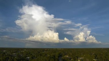 Florida banliyölerinde uçan beyaz bulutlu mavi gökyüzü. Renkli yaz gökyüzü.