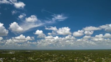 Florida kırsalının üzerinde beyaz bulutlu mavi gökyüzü. Parlak yaz gökyüzü.
