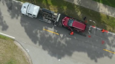 İlk müdahale ekipleri araba kazası alanına yardım ediyor. Çekici kamyonu kaza yapmış. Amerikan caddesindeki trafik kazasına acil servis..