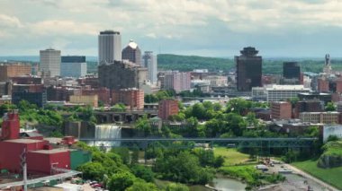 New York, Rochester 'daki Genesee Nehri' nde High Falls. Kentsel şehrin panoramik manzarası New York 'un kuzeydoğusundaki tarihi mimariyle gökyüzü..