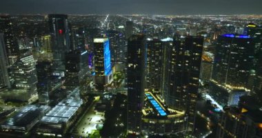 Miami Brickell, Florida, ABD. Şehir merkezindeki parlak, parlak gökdelen binaların gece manzarası. Ticari finans bölgesiyle Amerikan megapolis.
