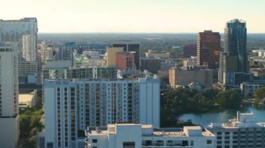 Orlando, Florida. Eola Gölü Parkı ve yüksek katlı ofis binaları olan şehir merkezi. Florida 'da gayrimenkul geliştirme. ABD seyahat hedefi.