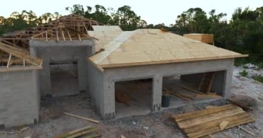 Florida banliyö bölgesinde ahşap iskeleti olan bitmemiş bir konutun çatı inşaatı. Konut geliştirme kavramı.
