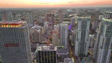 Modern Amerikan megapolis 'inde yüksek gökdelen binaları olan bir siluet. Florida, ABD 'de Miami Brickell şehir merkezinin akşam manzarası.