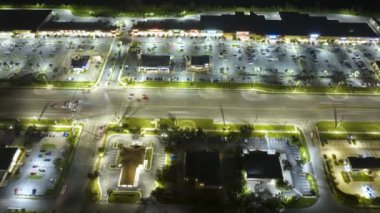 Florida, North Port 'taki alışveriş merkezi plazasında aydınlatılmış trafik arabaları var. ABD ulaştırma altyapı kavramı.