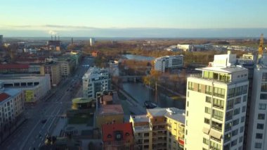 Linkoping yerleşim bölgesindeki İsveç apartmanları. İsveç 'te aile konutları geliştirme.