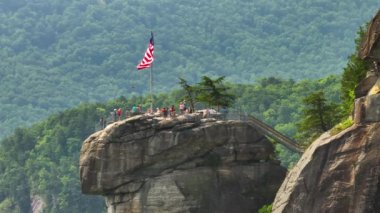 Kuzey Carolina Blue Ridge Dağları 'ndaki Chimney Kayası' nın hava manzarası, ABD. Apalaş 'taki popüler Amerikan seyahat merkezi.