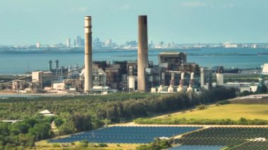 Tampa, Florida yakınlarındaki Apollo Beach 'teki Big Bend Elektrik İstasyonu' ndaki güneş fotovoltaik panellerin hava görüntüsü. Elektrik enerjisi üretimi için fosilden sürdürülebilir yakıta geçiş.