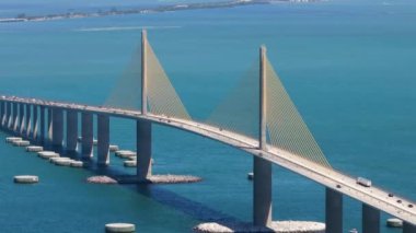 Florida 'daki Tampa Körfezi üzerindeki Sunshine Skyway Köprüsü' nün hava görüntüsü. Ulaşım altyapısı kavramı.