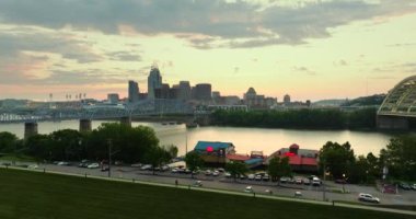 Ohio eyaleti Cincinnati şehir merkezinin akşam manzarası, ABD. Yüksek ticari binalarla aydınlanan Amerikan şehri silueti.