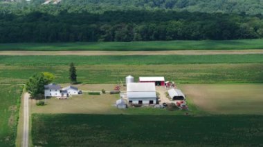 Ohio kırsalındaki çiftlik ahırı, ABD. Amerikan tarım arazisi.