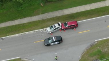 İlk müdahale ekibi ve araçlar Florida 'daki Amerikan caddesinde kaza yerine gidiyor. Acil servis, ABD 'de trafik kazası kurbanlarına yardım ediyor.