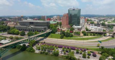 Tennessee eyaletinin Knoxville şehrinde şehir merkezinde yüksek ofis binaları var. İş dünyası finans bölgesiyle Amerikan silueti.