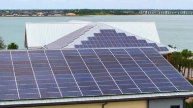 Temiz ekolojik elektrik enerjisi üretmek için fotovoltaik paneller. Solar çatılı Florida ofis binası. Sıfır emisyon kavramı ile yenilenebilir elektrik.